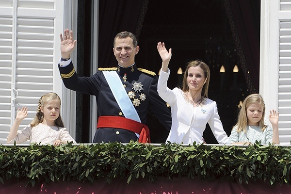 Nowy król Hiszpanii Filip VI jako zwierzchnik sił zbrojnych został koronowany w mundurze. Na zdjęciu towarzyszą mu małżonka i córki