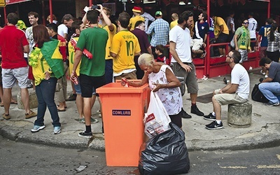 Mundial w Brazylii trwa. Powstały nowe stadiony, ale wokół nich raczej nic się nie zmieniło. Na zdjęciu: kibice w pobliżu stadionu Maracana w Rio de Janeiro czekają na mecz Belgia–Rosja