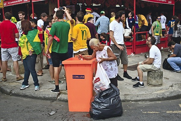 Mundial w Brazylii trwa. Powstały nowe stadiony, ale wokół nich raczej nic się nie zmieniło. Na zdjęciu: kibice w pobliżu stadionu Maracana w Rio de Janeiro czekają na mecz Belgia–Rosja