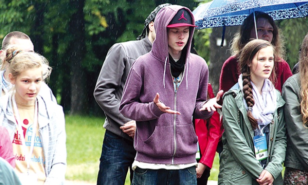 – Nie martwcie się deszczem. On tylko zapowiada ulewę łask, jaka na was spłynie – powiedział proboszcz ks. Władysław Nieszporek