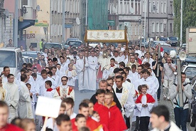  Duża i bardzo rozśpiewana procesja przeszła ulicami Legnicy