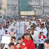  Duża i bardzo rozśpiewana procesja przeszła ulicami Legnicy