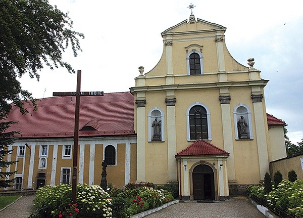  Nawet fasada świątyni przypomina o związkach z zakonem franciszkańskim, bo zdobią ją figury św. Franciszka i św. Antoniego