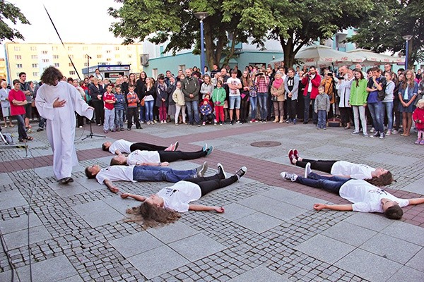 Scenka ewangelizacyjna w wykonaniu uczniów z liceum salezjańskiego