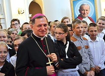  Arcybiskup z uczniami szkół z Wieczfni Kościelnej
