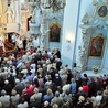  Sanktuarium pod wezwaniem świętego z Padwy wypełnione wiernymi w czasie Sumy odpustowej sprawowanej przez bp. Romana Marcinkowskiego 