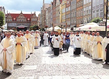  W uroczystej procesji Bożego Ciała wzięło udział kilka tysięcy wiernych