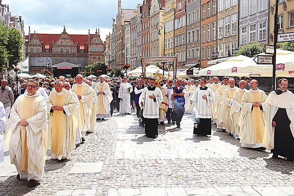  W uroczystej procesji Bożego Ciała wzięło udział kilka tysięcy wiernych