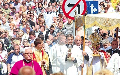 Po Eucharystii rozpoczęła się procesja eucharystyczna