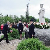  Po Mszy św. przy pomniku błogosławionego złożono wieńce i wiązanki