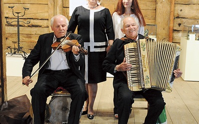  Na otwarciu wystawy zagrali bracia Tarnowscy z Domaniowa, laureaci nagrody w 2011 r. Na zdjęciu Ilona Jaroszek (po lewej), dyrektor Muzeum Wsi Radomskiej, i Aleksandra Pajek