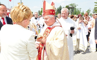  Relikwie do świątyni wprowadził bp Henryk Tomasik