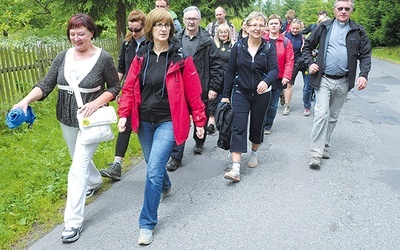  Kilkudziesięciu pielgrzymów razem ze swoim proboszczem pokonało trasę liczącą 26 km