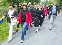  Kilkudziesięciu pielgrzymów razem ze swoim proboszczem pokonało trasę liczącą 26 km