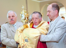  Złoty jubilat poprowadził odpustową procesję eucharystyczną