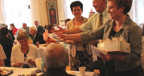 Tadeusz i Jadwiga Bednarzowie (stoją z lewej) oraz Lucyna Greń wręczają koziańskim rodzinom jubileuszowe pamiątki Domowego Kościoła
