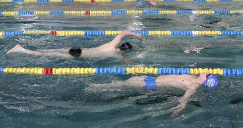 I pływacy, i kibice są zaproszeni do Cieszyna na doroczny charytatywny Maraton Pływacki