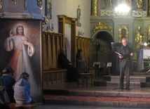 Zwieńczeniem maratonu czytania "Dzienniczka" św. s. Faustyny był spektalk słowno-muzyczny "Czeka cię Niebo" wystawiony przez aktorów teatru "Hagiograf" z Krakowa