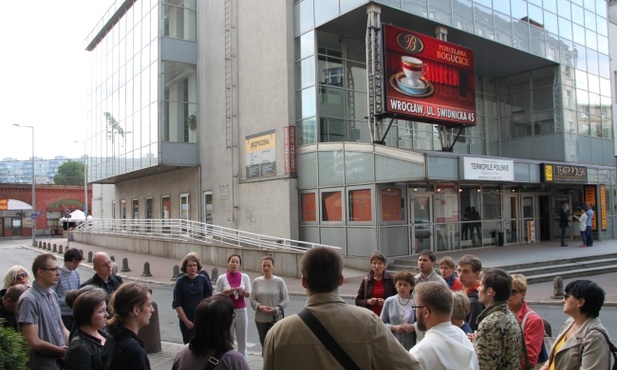 Uwielbienie Boga przed Teatrem Polskim