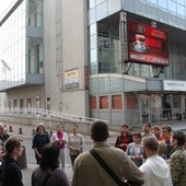 Uwielbienie Boga przed Teatrem Polskim