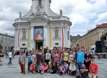 Pielgrzymi przed bazyliką Ofiarowania NMP i domem rodzinnym Jana Pawła II w Wadowicach