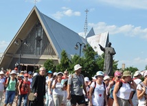 Pielgrzymi w pierwszym dniu wędrówki ku Jasnej Górze przechodzą przez Gostynin. Wśród nich - bp Piotr Libera (zdjęcie z ubiegłorocznej pielgrzymki)