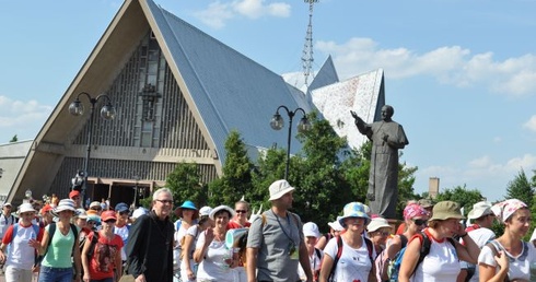 Pielgrzymi w pierwszym dniu wędrówki ku Jasnej Górze przechodzą przez Gostynin. Wśród nich - bp Piotr Libera (zdjęcie z ubiegłorocznej pielgrzymki)