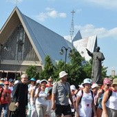 Pielgrzymi w pierwszym dniu wędrówki ku Jasnej Górze przechodzą przez Gostynin. Wśród nich - bp Piotr Libera (zdjęcie z ubiegłorocznej pielgrzymki)