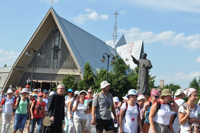 Pielgrzymi w pierwszym dniu wędrówki ku Jasnej Górze przechodzą przez Gostynin. Wśród nich - bp Piotr Libera (zdjęcie z ubiegłorocznej pielgrzymki)