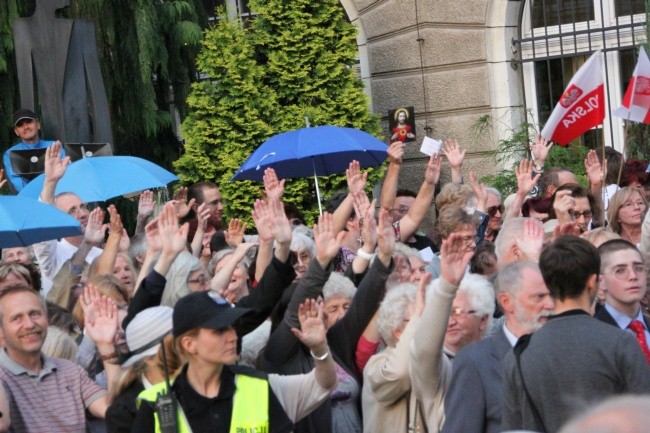 Modlitwa uwielbienia pod Teatrem Polskim