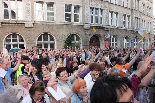 Modlitwa uwielbienia pod Teatrem Polskim