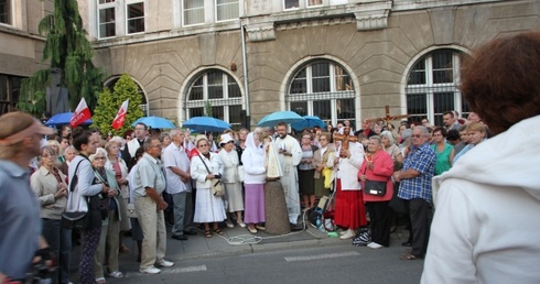 Modlitwa uwielbienia pod Teatrem Polskim