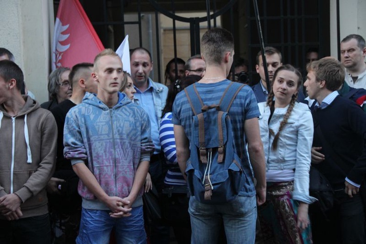 Protest pod Teatrem Śląskim