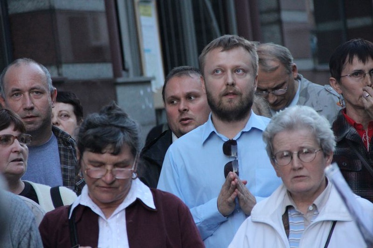 Protest pod Teatrem Śląskim