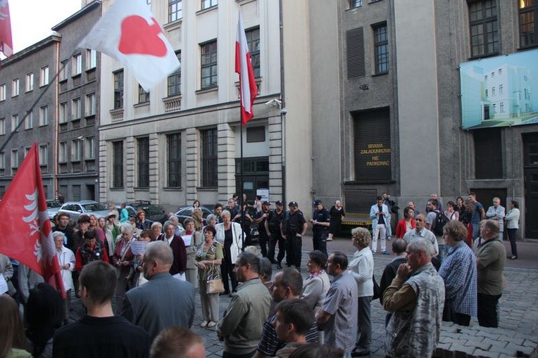 Protest pod Teatrem Śląskim