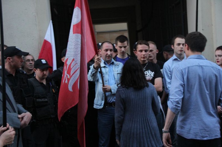 Protest pod Teatrem Śląskim