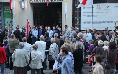 Protest pod Teatrem Śląskim