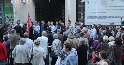 Protest pod Teatrem Śląskim