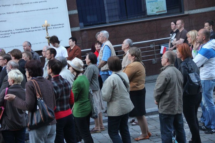 Protest pod Teatrem Śląskim