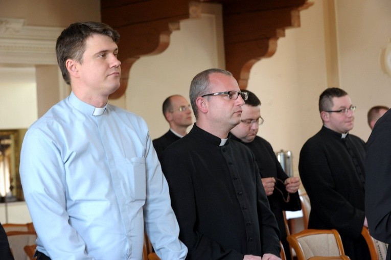 Wikariusze podczas modlitwy