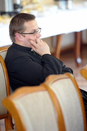 Wikariusze podczas modlitwy