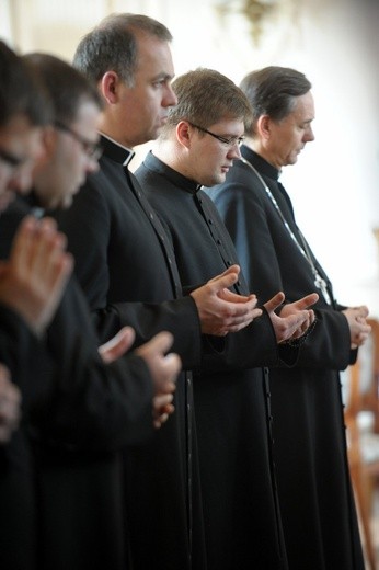 Wikariusze podczas modlitwy