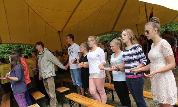 Podczas tej Mszy św. młodzież modliła się m.in. za dwóch zmarłych kolegów z Patrolu "Studnia"