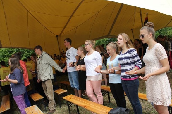 Podczas tej Mszy św. młodzież modliła się m.in. za dwóch zmarłych kolegów z Patrolu "Studnia"