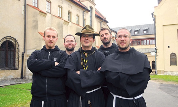 Marcin Buntow (w skautowym kapeluszu) ze współbraćmi