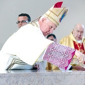  Biskup świdnicki namaszcza ołtarz