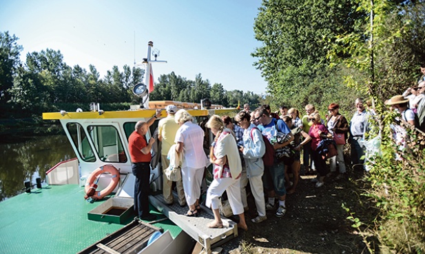 „Proszę uważać na nogi!”. Po dopłynięciu do Serocka – dwie godziny przerwy. Powrót tą samą trasą
