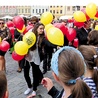  Baloniki we wrocławskich barwach mieszkańcom miasta wręczali posłowie do Parlamentu Młodzieży Wrocławia 