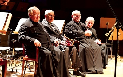  Od lewej: ks. Franciszek Głód, ks. Mirosław Drzewiecki, ks. Stanisław Orzechowski i ks. Stanisław Pawlaczek podczas uroczystości w Narodowym Forum Muzyki we Wrocławiu 