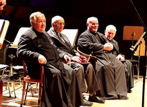  Od lewej: ks. Franciszek Głód, ks. Mirosław Drzewiecki, ks. Stanisław Orzechowski i ks. Stanisław Pawlaczek podczas uroczystości w Narodowym Forum Muzyki we Wrocławiu 